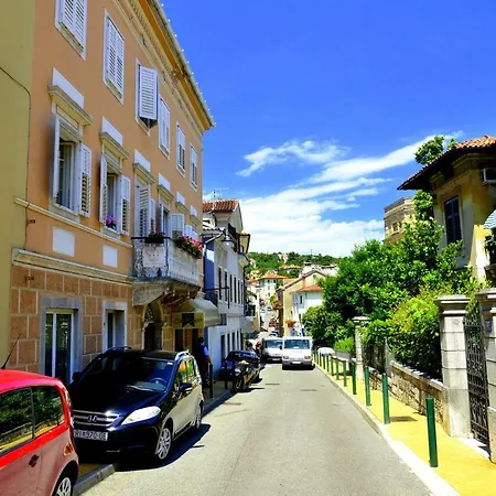 Charming 2 Min From The *