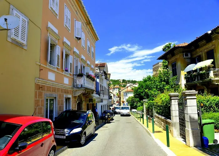 Charming 2 Min From The *